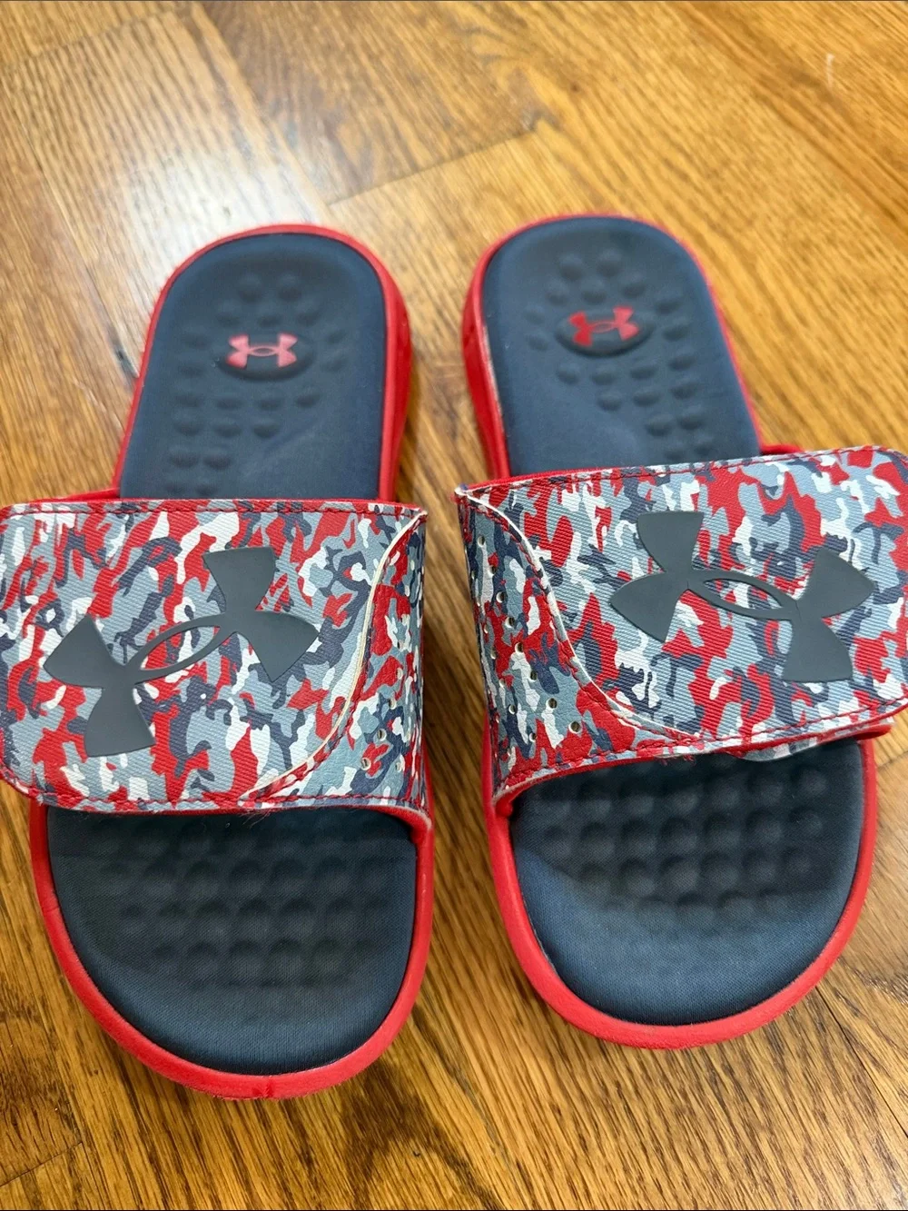 Boy’s Under Armour Flip Flops. Size 3Y. Excellent Condition.